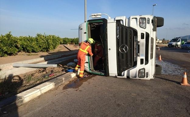 Un conductor queda atrapado dentro de un camión en un accidente en Guadassuar