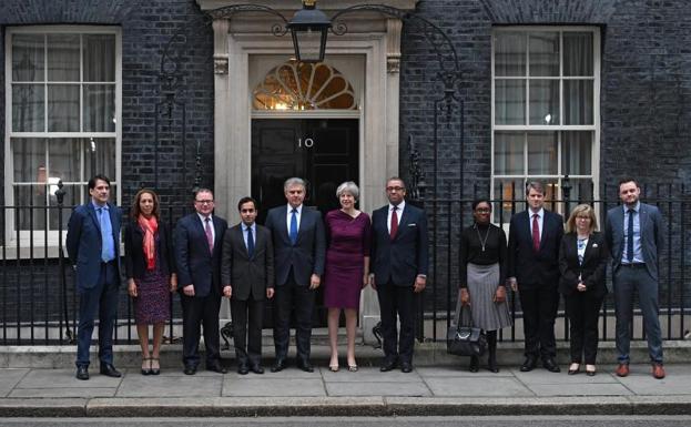 Theresa May posa ante el 10 de Downing Street junto a los cargos de su gobierno recién elegidos./Facundo Arrizabalaga (Efe)