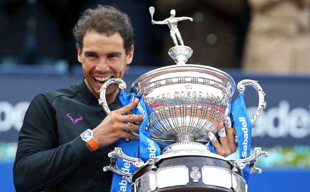 Nadal, tras ganar su décimo título del Godó. /Toni Albir (Efe)
