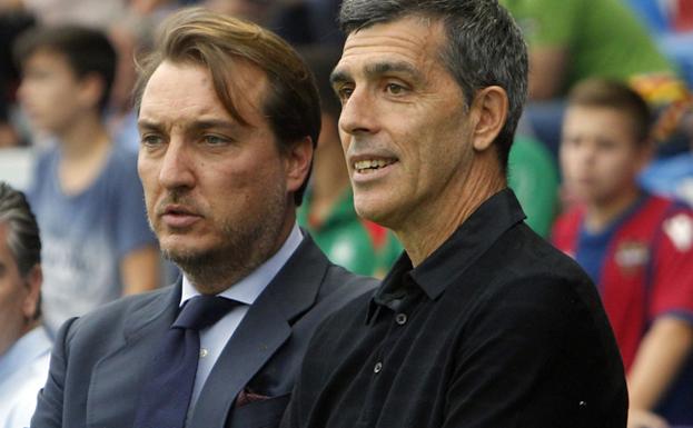 El presidente y el entrenador del Levante UD, Quico Catalán y Muñiz, antes de un partido./M. M.