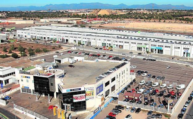 Central de Automóviles Palma en Fuente del Jarro. Abajo, Palma junto a jugadores del Valencia en su primer establecimiento./LP