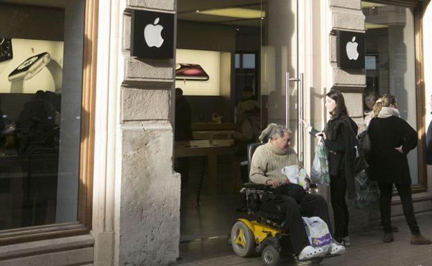 Entrada de la tienda Apple en Valencia, el pasado mes de diciembre./D. Torres