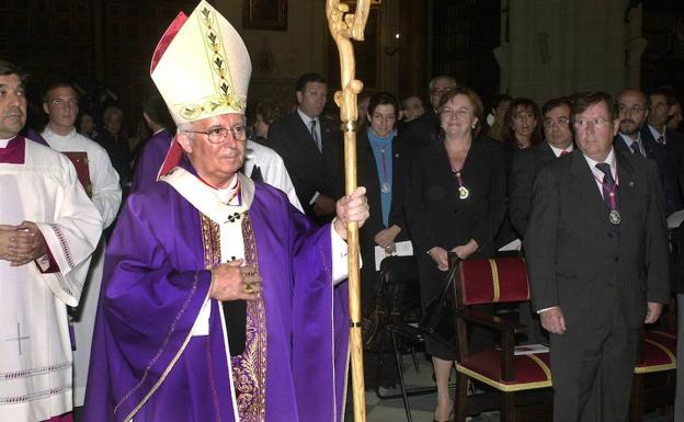 Antonio Cañizares, durante su primera misa como cardenal en la catedral primada. /Jesús Carvajal (Efe)