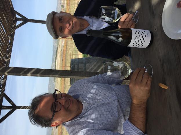 Los bodegueros Pablo y Paco Calatayud, de Celler del Roure, y a la derecha el presidente de la DO Valencia, Cosme Gutiérrez. / LP