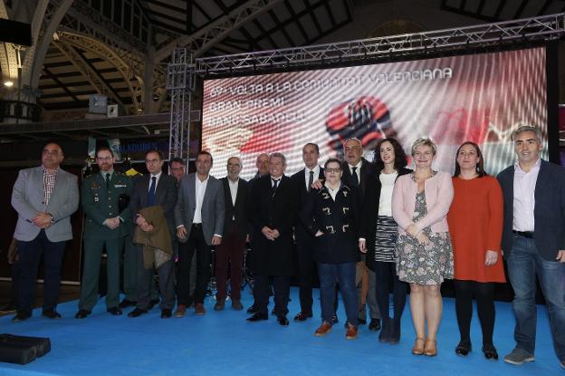 Participantes en la presentación de la Volta a la Comunitat, ayer en el Mercado Central. / jesús signes