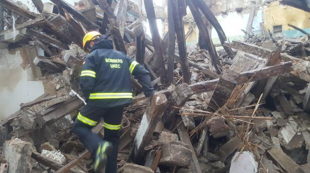 Un miembro de la nueva unidad de bomberos trabaja en un simulacro de derrumbe. / c. P. Bomberos