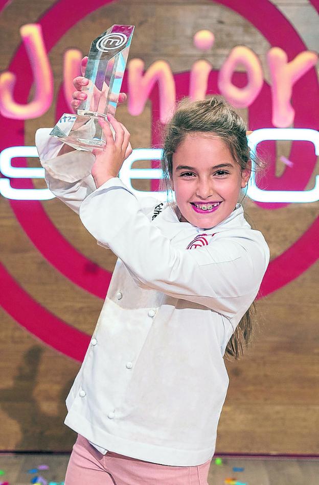 Esther Requena levanta el trofeo de vencedora. / tve