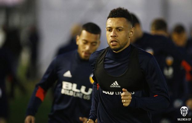 El centrocampista Francis Coquelin, en su primer entrenamiento como futbolista del Valencia. / LÁZARO DE LA PEÑA/VCF