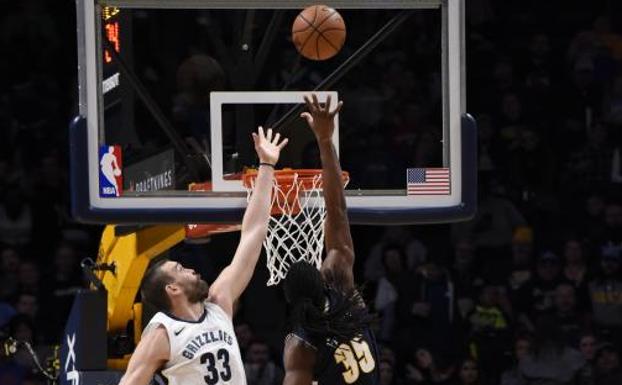 Marc Gasol trata de taponar a Kenneth Faried./EFE