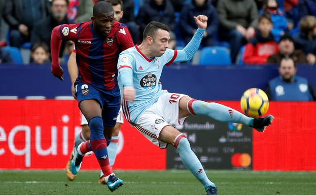 Lerma y Aspas, durante el Levante-Celta de este domingo./Efe