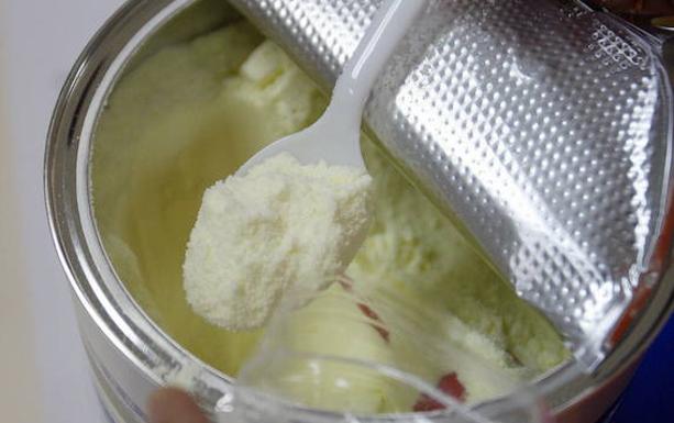 Un oficial se dispone a analizar una muestra de leche en polvo. /Nicky Loh (Reuters)
