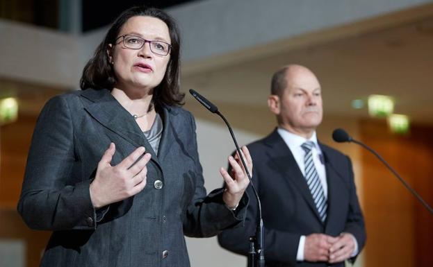 Nahles (i) ofrece una rueda de prensa en la sede del SPD de Berlín. /Hayoung Jeon (Efe)