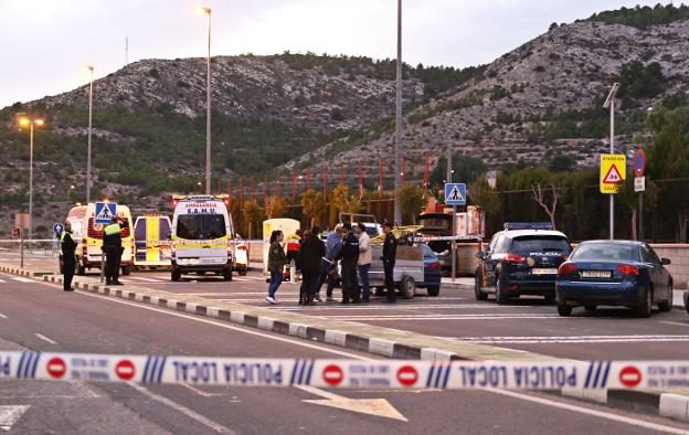 Despliegue policial tras la muerte de una joven a la que su excompañero tiroteó en Elda, en noviembre del año pasado. / Valle de Elda