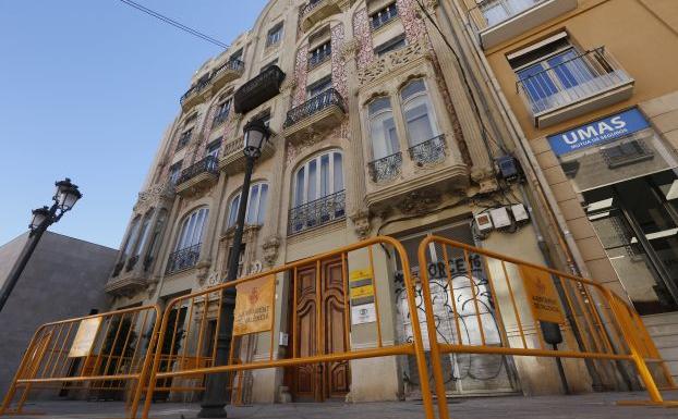 Caída de cascotes del edificio Punt de Gantxo de la ciudad de Valencia./Jesús Signes