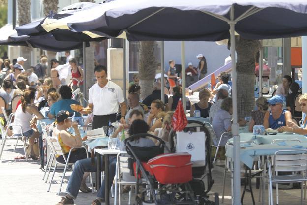 Vista de locales de restauración en la Malvarrosa. /Juanjo Monzó