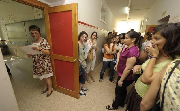 Aspirantes en una oposición docente antes de una prueba./LP