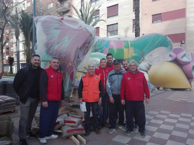 Los falleros de La Via de Tavernes preparando la plantà. / r. e.