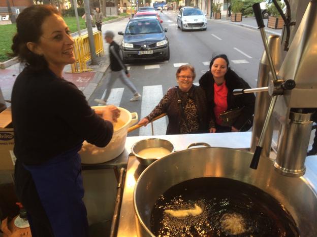 Quiti Canuto prepara buñuelos en su parada. / ó.d.
