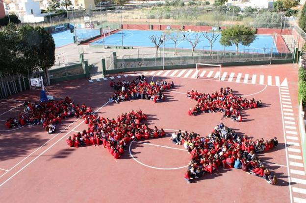 Los alumnos del centro escolar Paidos de Dénia en una de sus actividades de la Semana Cultural. / LP