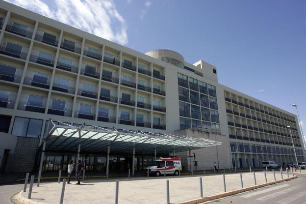 Acceso principal al Hospital de la Ribera, en Alzira. / francisco garcía