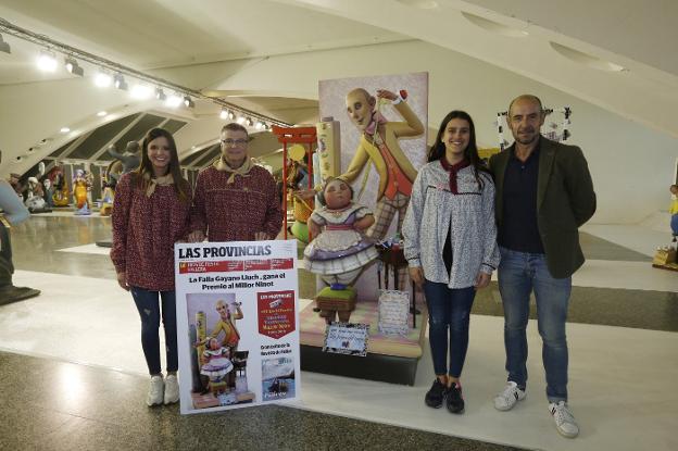Representantes de la falla, junto al director de Marketing de LAS PROVINCIAS, Carlos Rial. / j. signes
