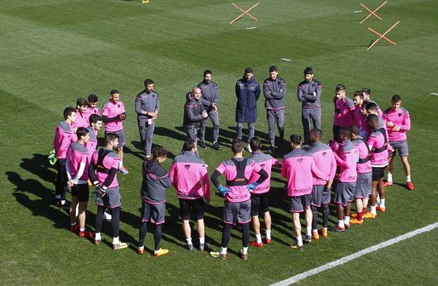 Paco López charla con los futbolistas en la ciudad deportiva de Buñol. / levante ud