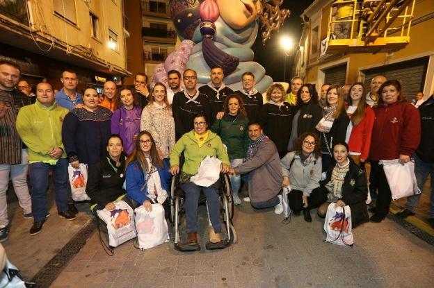 Ximo Puig visita las fallas de Cullera. El presidente de la Generalitat, acompañado por una nutrida comitiva, fue recibido por todas las comisiones falleras de la localdad con la presidenta de la Juna Local, Susi Melià, al frente. Puig, que visitaba las cuatro fallas de la Sección Especial, quedó impresionado por el nivel de los munumentos. / lp