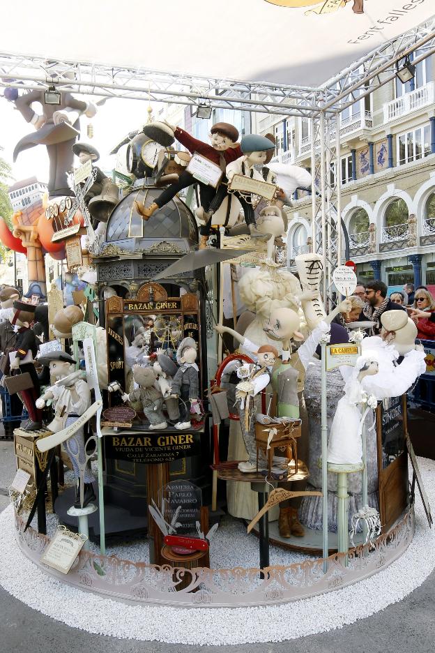 Vista general de la falla infantil de Reina- Paz-San Vicente, ganadora del premio LAS PROVINCIAS a la tradición y obra de Joan S. Blanch. / irene marsilla