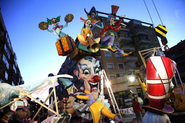 El distrito París Pedrera intensificó las labores de montaje a última hora de la tarde. / Tino Calvo