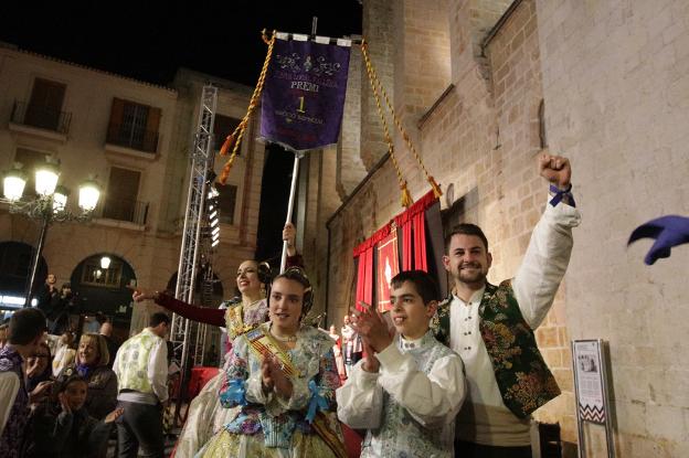 Los presidentes y las reinas de la falla Vilanova celebran los dos primeros premios. / natxo francés