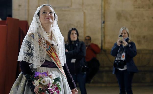 Mónica Oltra desfila en la Ofrenda de las Fallas 2018./EFE