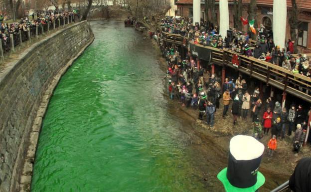 El día de la fiesta de San Patricio el río Vilnele a su paso por Vilnius se tiñe de verde./PETRAS MALUKAS (AFP)