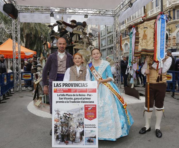 El director de Marketing de LAS PROVINCIAS, Carlos Rial, entrega el premio a los representantes infantiles de Reina-Paz-San Vicente. / manuel molines