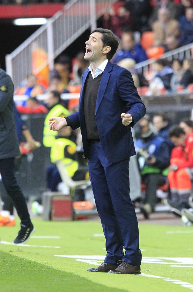 Marcelino se dirige a sus jugadores en el encuentro de ayer. / Manuel Molines