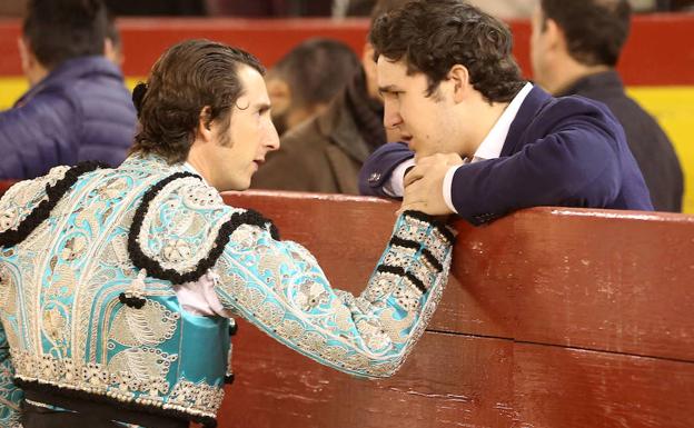 Felipe Juan Froilán de Marichalar y Borbón conversa con el banderillero Javier Ambel la tarde del domingo en la plaza de Toros de Valencia./TXEMA RODRÍGUEZ