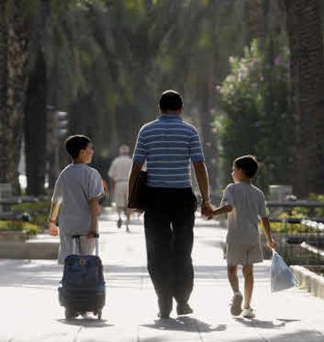 Padre acompaña a sus hijos al colegio. Imagen de archivo./EFE