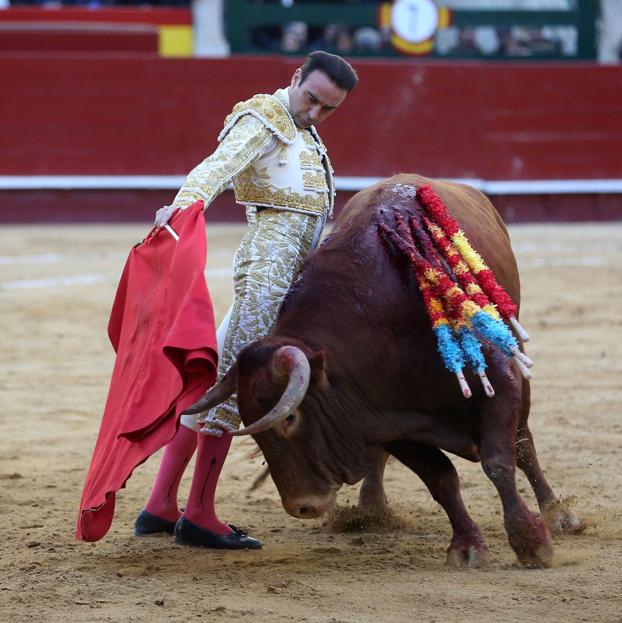 Ponce, ayer, en el ruedo de la calle Xàtiva. /Txema Rodríguez