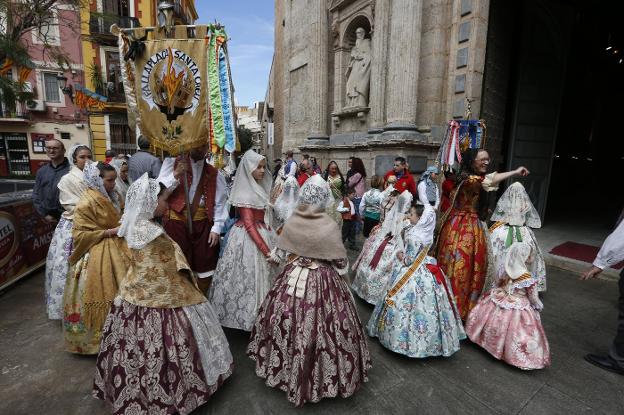 Concentración de falleros de la comisión
plaza de la Santa Cruz, en el barrio del
Carmen. / jesús signes