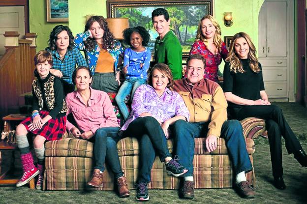 Los protagonistas del 'reinicio' de la serie. Rosseane Barr, John Goodman y Sara Gilbert repiten en sus papeles de la comedia original. / ABC