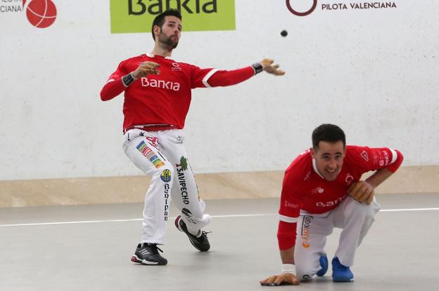 Pere Roc II golpea una pelota con Jesús agachado. / txema rodríguez