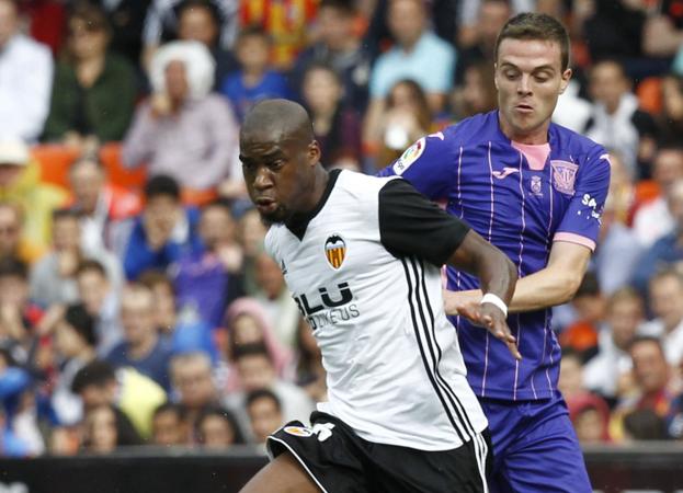 Kondogbia se va de Eraso, jugador del Leganés. / juanjo monzó
