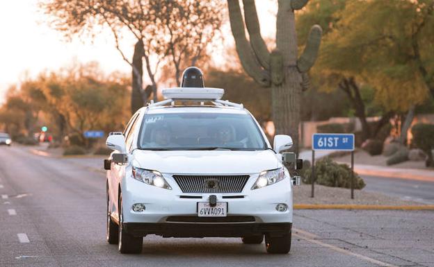 Un coche habilitado como vehículo autónomo en las calles de Phoenix, EE UU:/Reuters