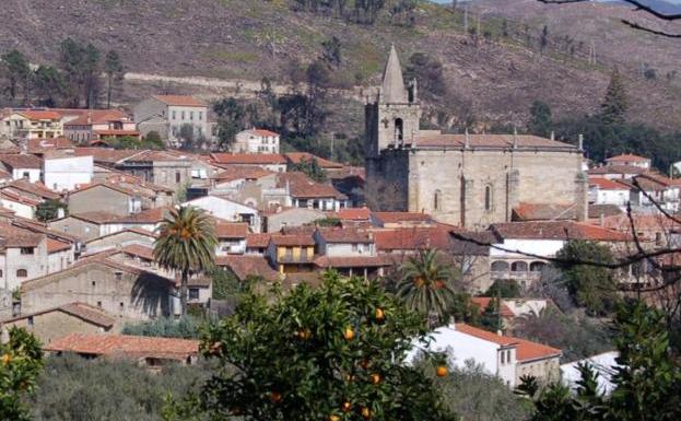 Vista panorámica de Hoyos, en la Sierra de Gata, con su iglesia parroquial a la derecha. /Hoy