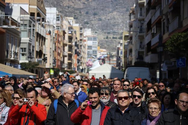Masiva presencia en una de las mascletaes de estas Fallas. / lp