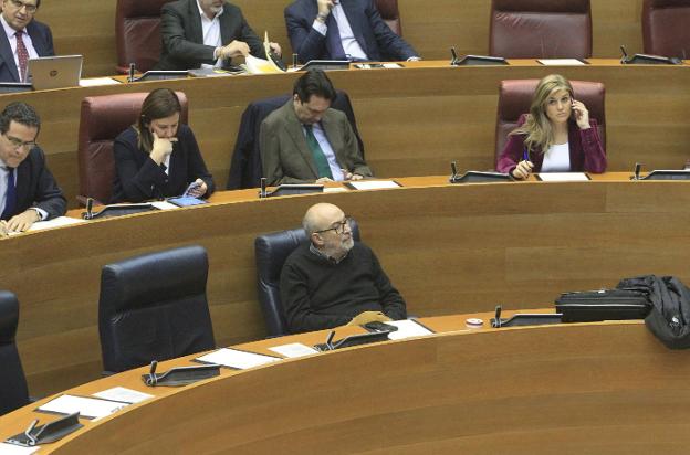El conseller de Transparencia, Manuel Alcaraz, en primera fila de la bancada de Les Corts. / M. Molines