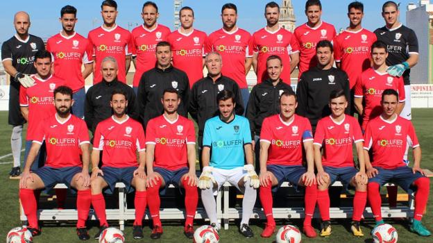El técnico del Pego CF, Lauro Techeira, con toda la plantilla del equipo rojillo. / LP