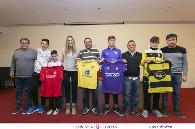 Sergio Uribe, Lydia Morant, Salva Climent, Santi Roca y Gustavo Mascarell con jugadores de los clubes participantes. / àlex oltra