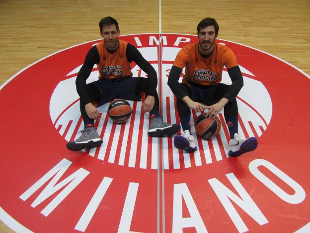 Vam Rossom (izquierda) y Vives, ayer en la cancha del Armani Milan. / juan carlos villena