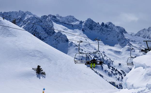 Hasta tres metros de nieve se acumulan en las cotas más altas/Baqueira