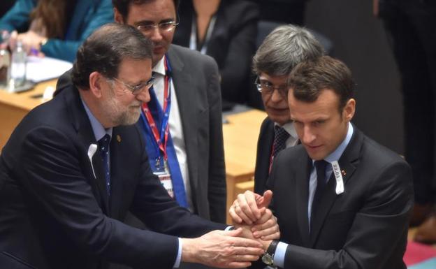 El presidente del Gobierno, Mariano Rajoy, saluda al presidente de Francia./Reuters